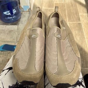 Easy Spirit beige size 8 athletic shoes